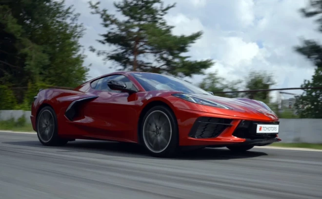 Corvette Stingray ir savai klasei visai normāla izmēra riepas - 19 priekšā, 20 aizmugurē.