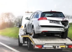 Uz Latvijas autoceļiem bojāgājušā radinieki par avārijā sasistās automašīnas nogādāšanu 5 kilometru attālumā samaksā 700 eiro