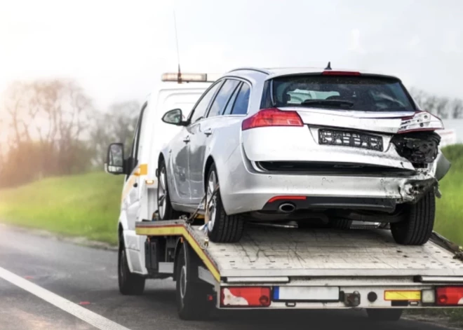 Uz Latvijas autoceļiem bojāgājušā radinieki par avārijā sasistās automašīnas nogādāšanu 5 kilometru attālumā samaksā 700 eiro