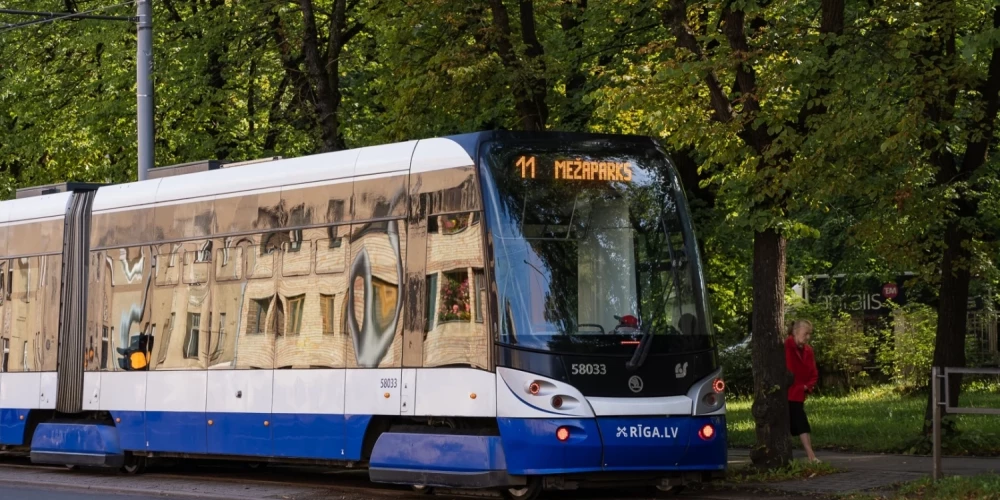 16 и 17 августа в автобусах, троллейбусах и трамваях Rīgas satiksme пассажирам не нужно будет регистрировать э-талон или кодовый билет.