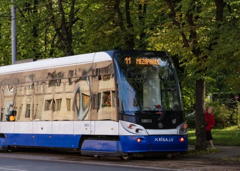 16 и 17 августа в автобусах, троллейбусах и трамваях Rīgas satiksme пассажирам не нужно будет регистрировать э-талон или кодовый билет.