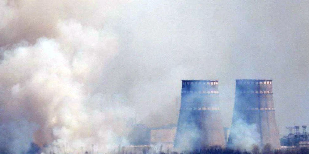 Krievijas okupētās Zaporižjas atomelektrostacijas kravas ostas teritorijā novēroti dūmi.