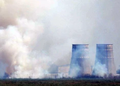 Netālu no Krievijas okupētās Zaporižjas atomelektrostacijas kravas ostas redzami dūmi