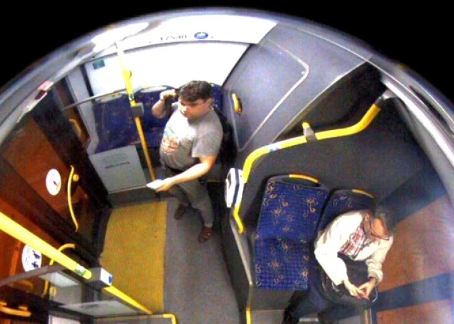 Rīgas pašvaldības policija lūdz atpazīt kādu vīrieti - viņš trolejbusā veicis nepiedienīgas darbības