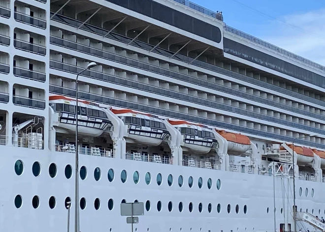 Rīgas ostā vienlaikus piestājuši divi iespaidīgi kruīza kuģi – "MSC Poesia" un "Aidamar".