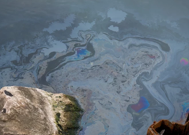 Kādā Latgales notekgrāvī ieplūduši naftas produkti - ar dronu palīdzību vaininieks atrasts