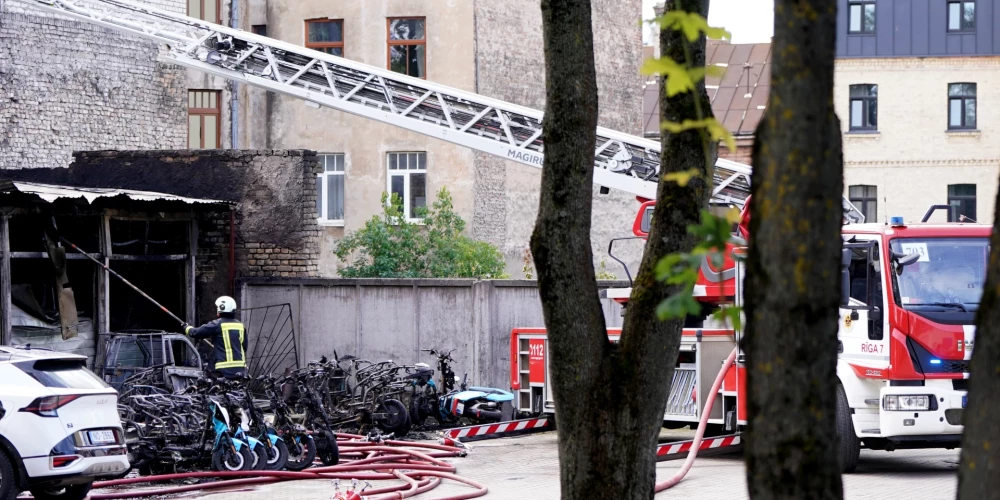 Ликвидация пожара повышенной опасности в пункте обслуживания электросамокатов на улице Валмиерас.