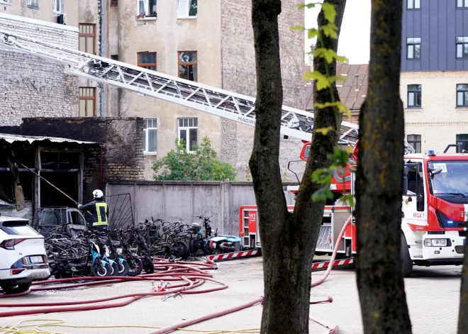 ФОТО: 6 автоцистерн тушили пожар повышенной опасности на ул. Валмиерас