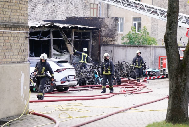 Работы по ликвидации пожара повышенной опасности в пункте обслуживания электросамокатов на улице Валмиерас.