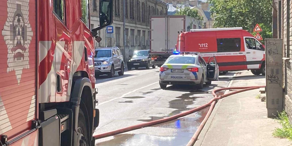 Rīgā izcēlies paaugstinātas bīstamības ugunsgrēks noliktavā Valmieras ielā.