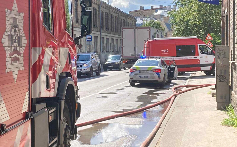 VIDEO; FOTO: Valmieras ielā Rīgā izcēlies paaugstinātas bīstamības ugunsgrēks