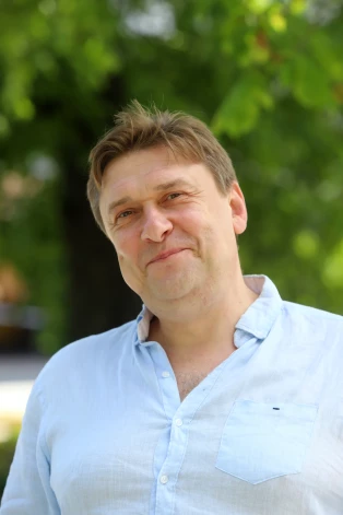 Iepriekš bez ūsām un bārdas.