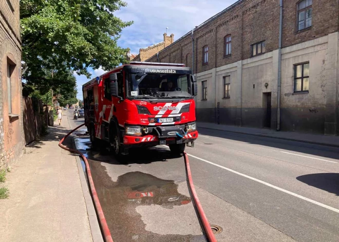 Rīgā izcēlies paaugstinātas bīstamības ugunsgrēks kādā noliktavā Valmieras ielā, kur dzēšanas darbos iesaistīti lielāki glābēju resursi, portālu Jauns.lv informē Valsts ugunsdzēsības un glābšanas dienests (VUGD).