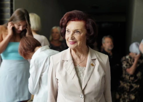 Latvijas skatuves un kino zvaigzne Olga Dreģe ar priekā dzirkstošām acīm pēc skaisti pavadītām vasaras brīvdienām atgriezusies darbos Dailes teātrī, kur viņa spēlēs jau 64. sezonu!