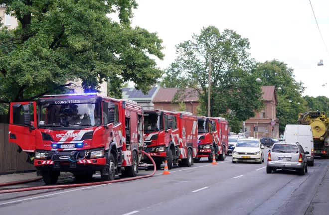 Спасателям удалось ограничить распространение огня чуть более чем за час.