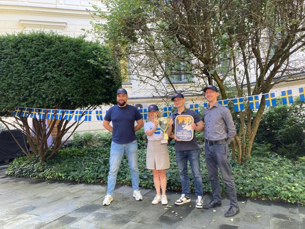 Fotoattēlā redzami Kārlis Balodis (Table Hockey Global), Zviedrijas vēstniece Latvijā Kārina Hēglunda, Rainers, Kalniņš, Pasaules čempions galda hokejā, Mikus Saulītis, galda hokejists. Visi trīs pārstāv Inčukalna GHK.