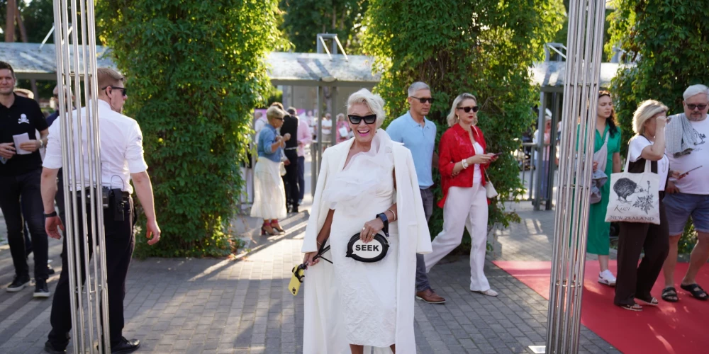 Zem Žannas Dubskas baltā tērpa, kas komplektēts no zīmoliem "Zara" un "Max Mara", viņa bija izvēlējusies būt pilnīgi kaila.