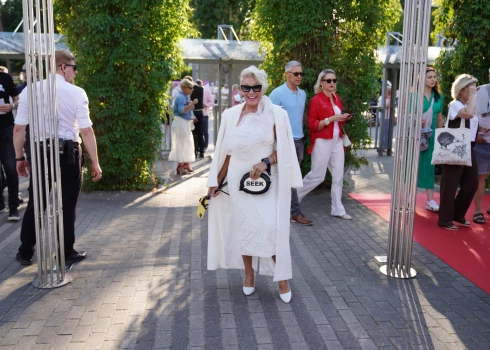 Zem Žannas Dubskas baltā tērpa, kas komplektēts no zīmoliem "Zara" un "Max Mara", viņa bija izvēlējusies būt pilnīgi kaila.