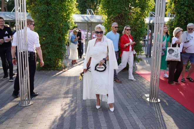 Zem Žannas Dubskas baltā tērpa, kas komplektēts no zīmoliem "Zara" un "Max Mara", viņa bija izvēlējusies būt pilnīgi kaila.