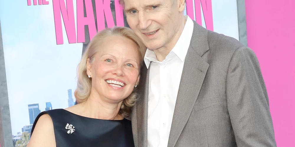 Pamela Andersone (58) un Liams Nīsons (73) beidzamajā laikā izpelnījušies īpašu uzmanību, jo viņu savstarpējā saskaņa uz ekrāna, šķiet, turpinās arī reālajā dzīvē. Taču vai šī romantika ir patiesa vai tikai reklāmas triks, lai popularizētu viņu jauno filmu "Kailais ierocis"?