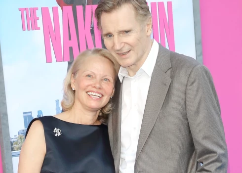 Pamela Andersone (58) un Liams Nīsons (73) beidzamajā laikā izpelnījušies īpašu uzmanību, jo viņu savstarpējā saskaņa uz ekrāna, šķiet, turpinās arī reālajā dzīvē. Taču vai šī romantika ir patiesa vai tikai reklāmas triks, lai popularizētu viņu jauno filmu "Kailais ierocis"?