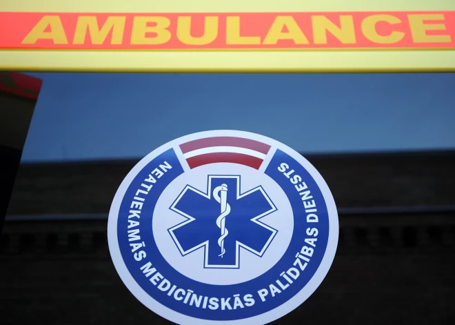 Dienvidkurzemē ceļu satiksmes negadījumā iekļūst NMPD auto, cietuši divi cilvēki