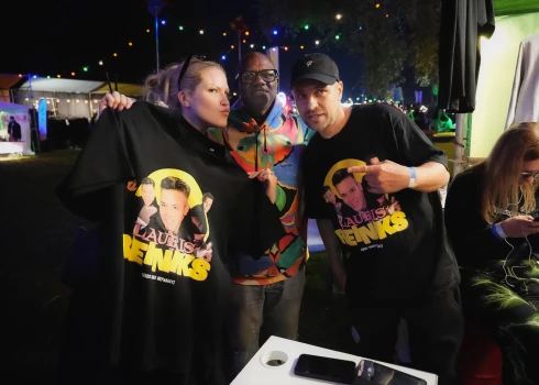 Ar sava aizvien tuva un mīļa drauga Laura Reinika attēliem rotāto kreklu iegādājās arī dziedātāja DJ Ella jeb Elīna Fūrmane, kas šovasar ar līgavaini Natanielu atbraukusi no Losandželosas un pavada laiku dzimtenē.