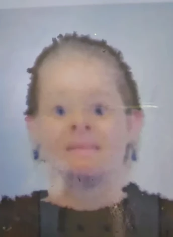 Rebekas jaunā pases fotogrāfija.