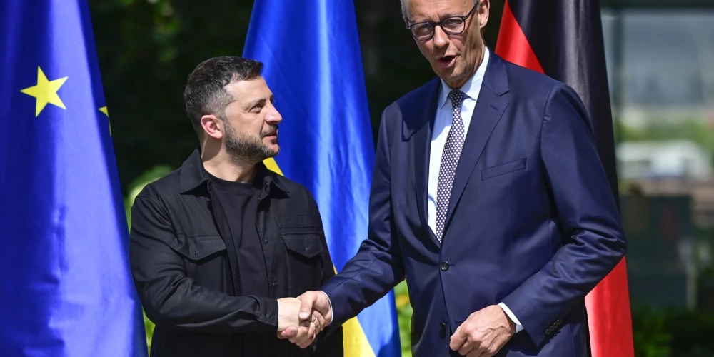 Ukrainas prezidentu Volodimiru Zelenski Berlīnē sagaidījis Vācijas kanclers Frīdrihs Mercs.