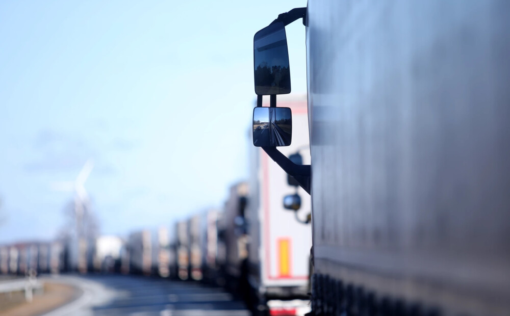 VIDEO: uz Tallinas šosejas fiksēti vairāki bīstami satiksmes noteikumu pārkāpēji, tai skaitā agresīvi apdzīšanas manevri