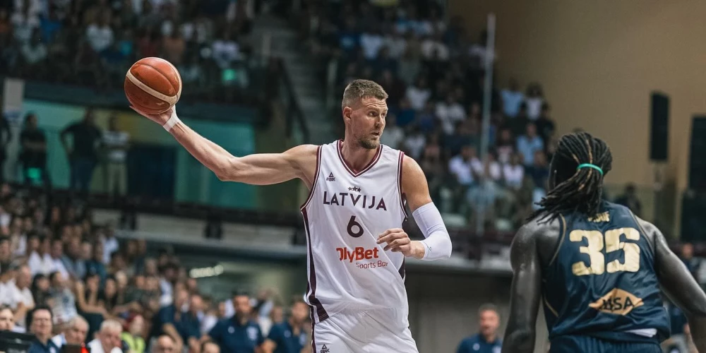 Kristaps Porziņģis pirmajā pārbaudes spēlē pret Itāliju. 