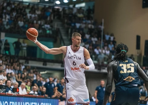 Kristaps Porziņģis pirmajā pārbaudes spēlē pret Itāliju. 
