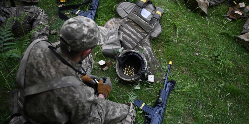 Ukrainas karavīri apmācību laikā.