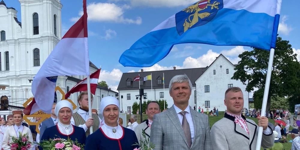 Rēzeknes mērs Aleksandrs Bartaševičs (otrais no labās) tāpat kā pirms diviem gadiem arī šogad 15. augustā  “darba darīšanās” piedalās Jaunavas Marijas debesīs uzņemšanas svētkos Aglonā.