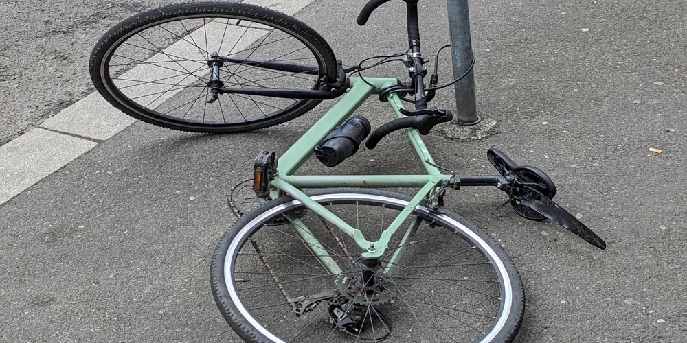 Carnikavā ietriecies stabā un gājis bojā velosipēdists.