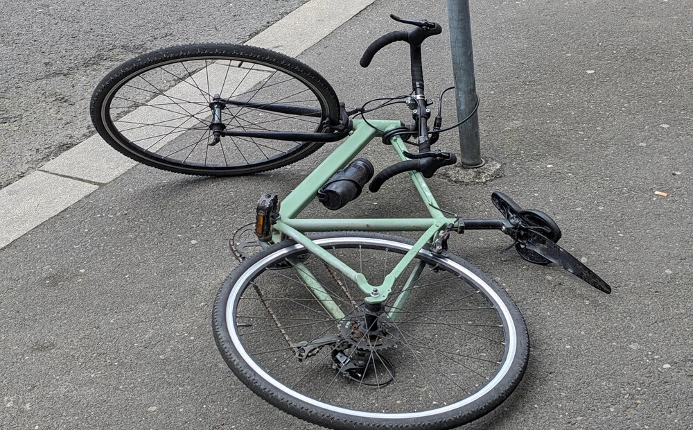 Carnikavā velosipēdists zaudē dzīvību, nobraucot no ceļa un ietriecoties stabā