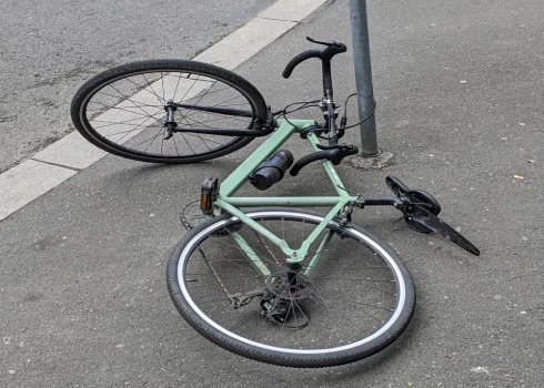 Carnikavā ietriecies stabā un gājis bojā velosipēdists.