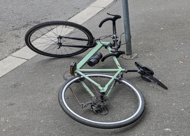 Carnikavā velosipēdists zaudē dzīvību, nobraucot no ceļa un ietriecoties stabā