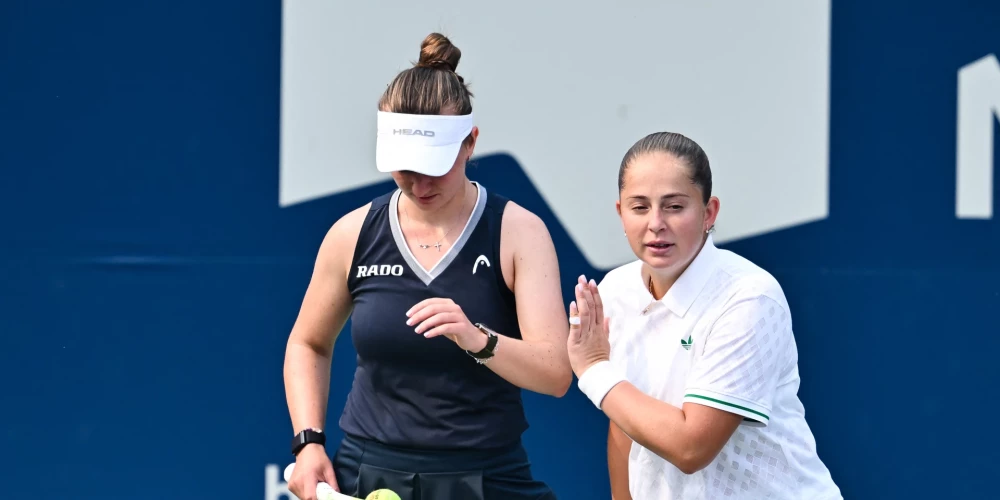 Aļona Ostapenko (no labās) kopā ar Barboru Krejčīkovu. 