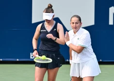 Aļona Ostapenko iekļūst prestižā Sinsinati dubultspēļu turnīra ceturtdaļfinālā