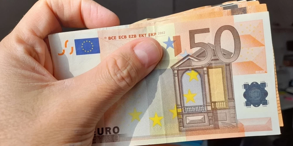 Likumsargi aiztur vīrieti par naudas un personu apliecinošu dokumentu zādzību Augšdaugavas novadā.