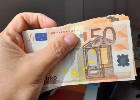 Likumsargi aiztur vīrieti par naudas un personu apliecinošu dokumentu zādzību Augšdaugavas novadā.