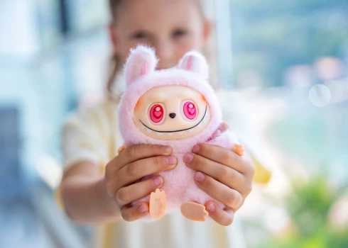 Oriģinālās lelles no viltojumiem var atpazīt pēc Labubu zobu skaita.