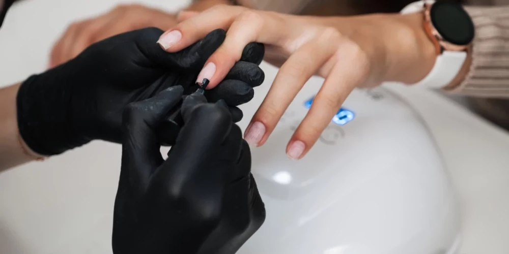 Многим мастерам маникюра с 1 сентября придется отказаться от привычных гель-лаков.