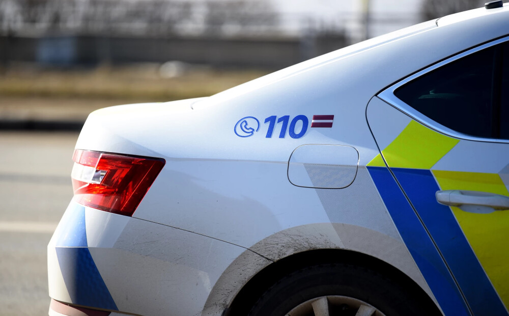 Salaspilī aizturēts vīrietis, kurš bēgšanas laikā sabojā četras automašīnas, tostarp Valsts policijas