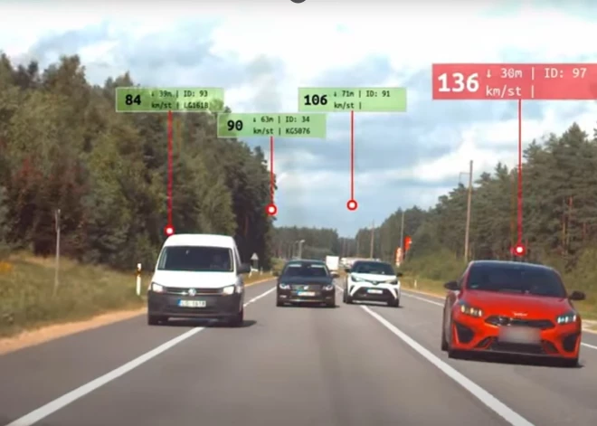 ВИДЕО: по дорогам Латвии на невероятных скоростях носятся "гонщики". Полиция показала, как их ловит