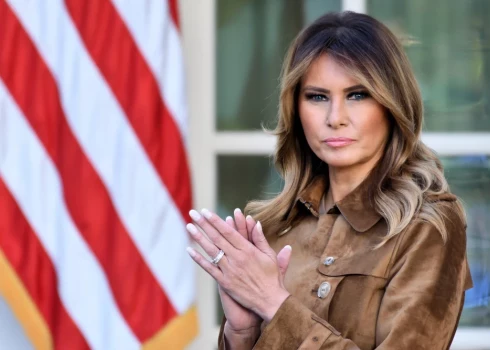 Pirmā lēdija Trampa vērsīsies tiesā ar miljardu dolāru prasību pret Baidenu.