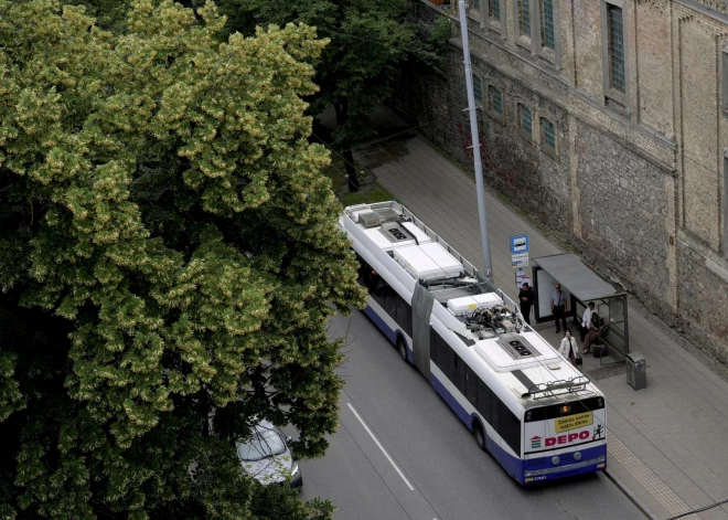 Atpazīts vīrietis, kurš trolejbusā veica nepiedienīgas darbības