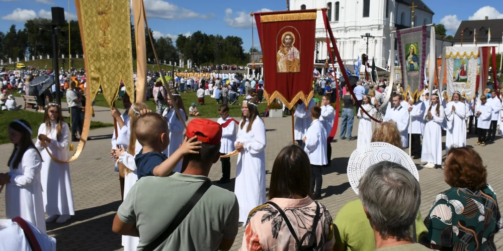 Divās “ManaBalss.lv” parakstu vākšanas iniciatīvās vairāk nekā piecarpus gadu laikā kopumā savākti tikai 1436 paraksti par to, lai 15. augustu noteiktu par oficiālu svētku brīvdienu.