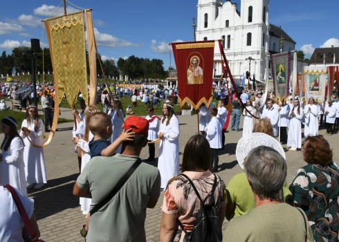 Divās “ManaBalss.lv” parakstu vākšanas iniciatīvās vairāk nekā piecarpus gadu laikā kopumā savākti tikai 1436 paraksti par to, lai 15. augustu noteiktu par oficiālu svētku brīvdienu.